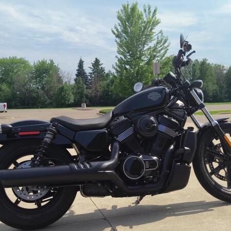 2026 Harley-Davidson® Nightster® Vivid Black Black Trim thumb 3