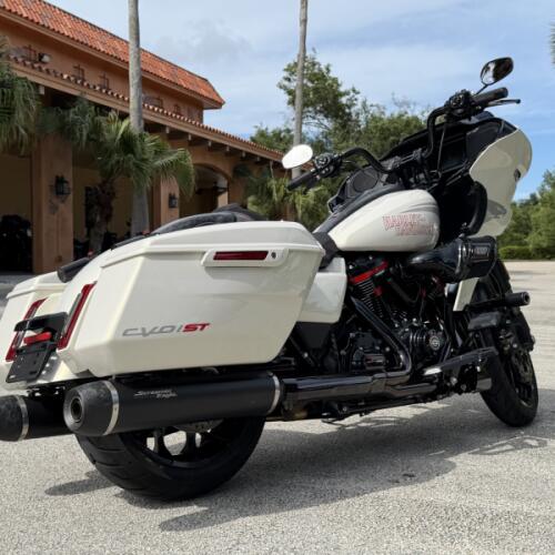 Harley-Davidson® CVO™ Road Glide® ST 2024 thumb 2