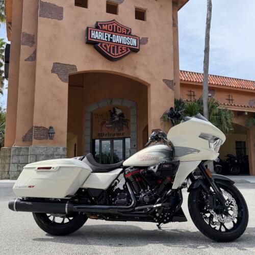 Harley-Davidson® CVO™ Road Glide® ST 2024 thumb 3