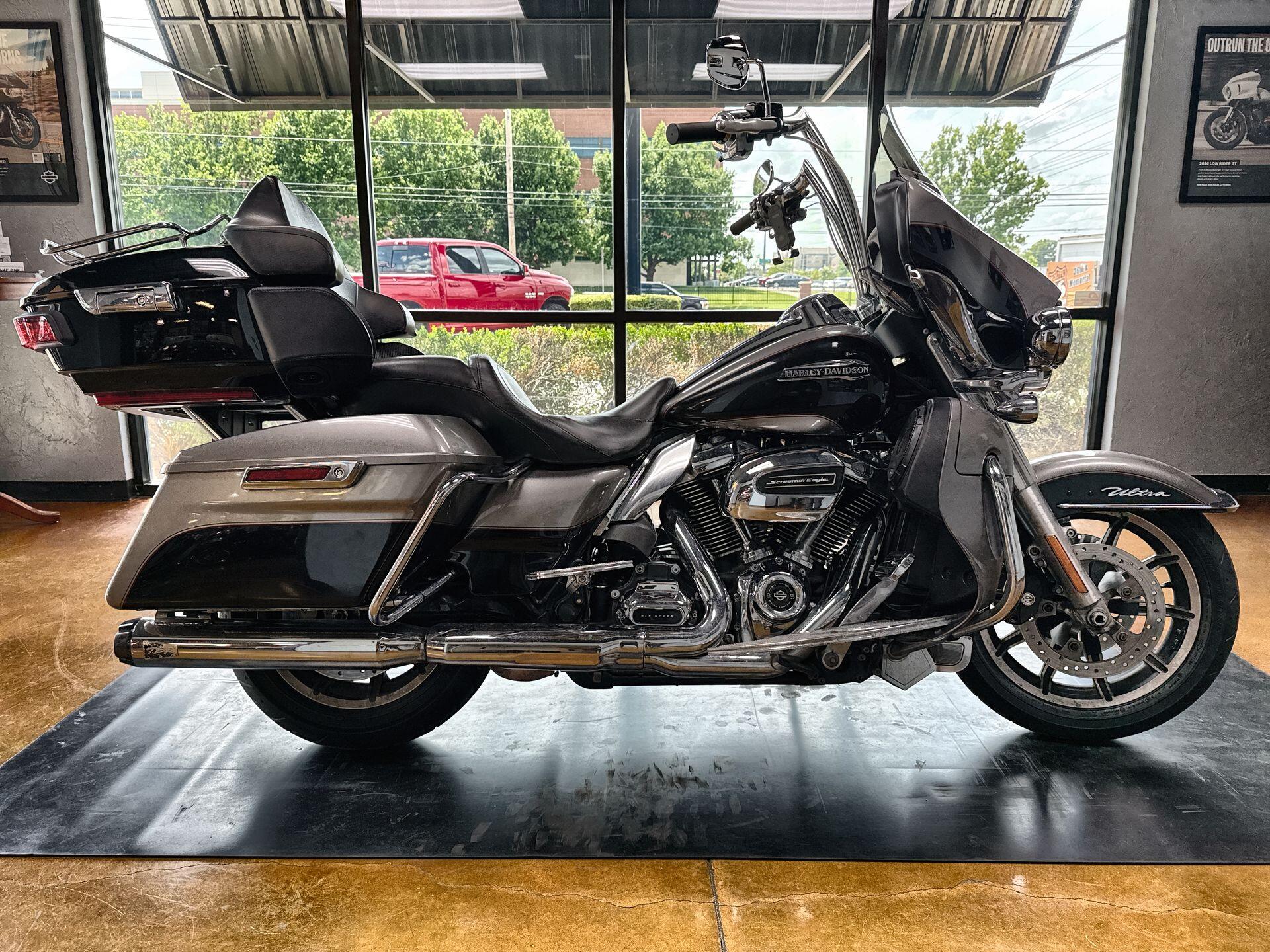 2017 Harley-Davidson® Electra Glide® Ultra Classic® Billet Silver/Vivid Black