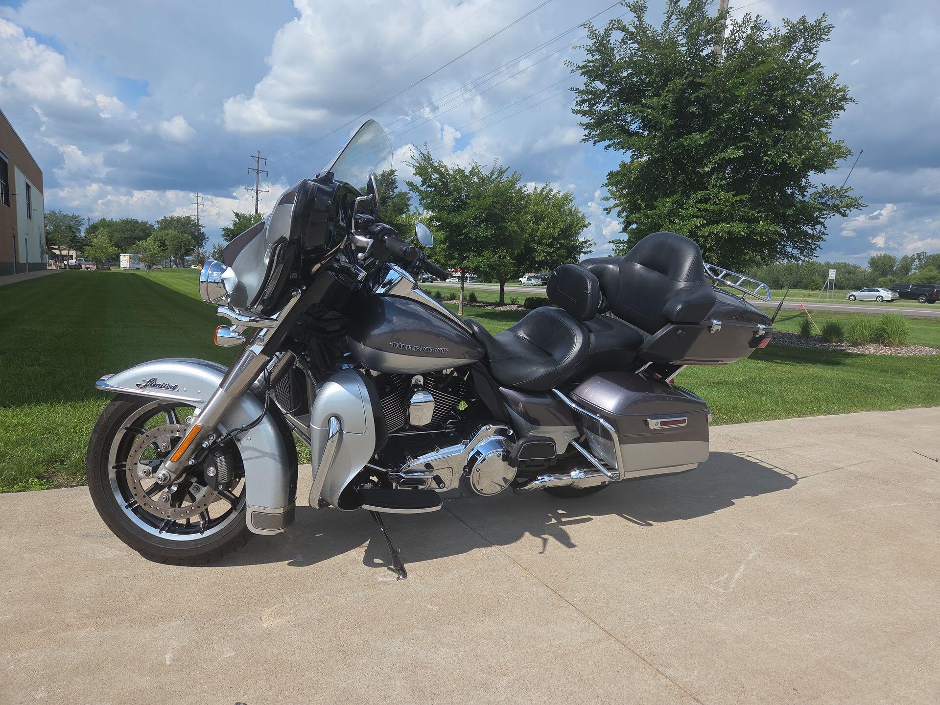 2014 Harley-Davidson® Ultra Limited Two-Tone Charcoal Pearl/Brilliant Silver Pearl