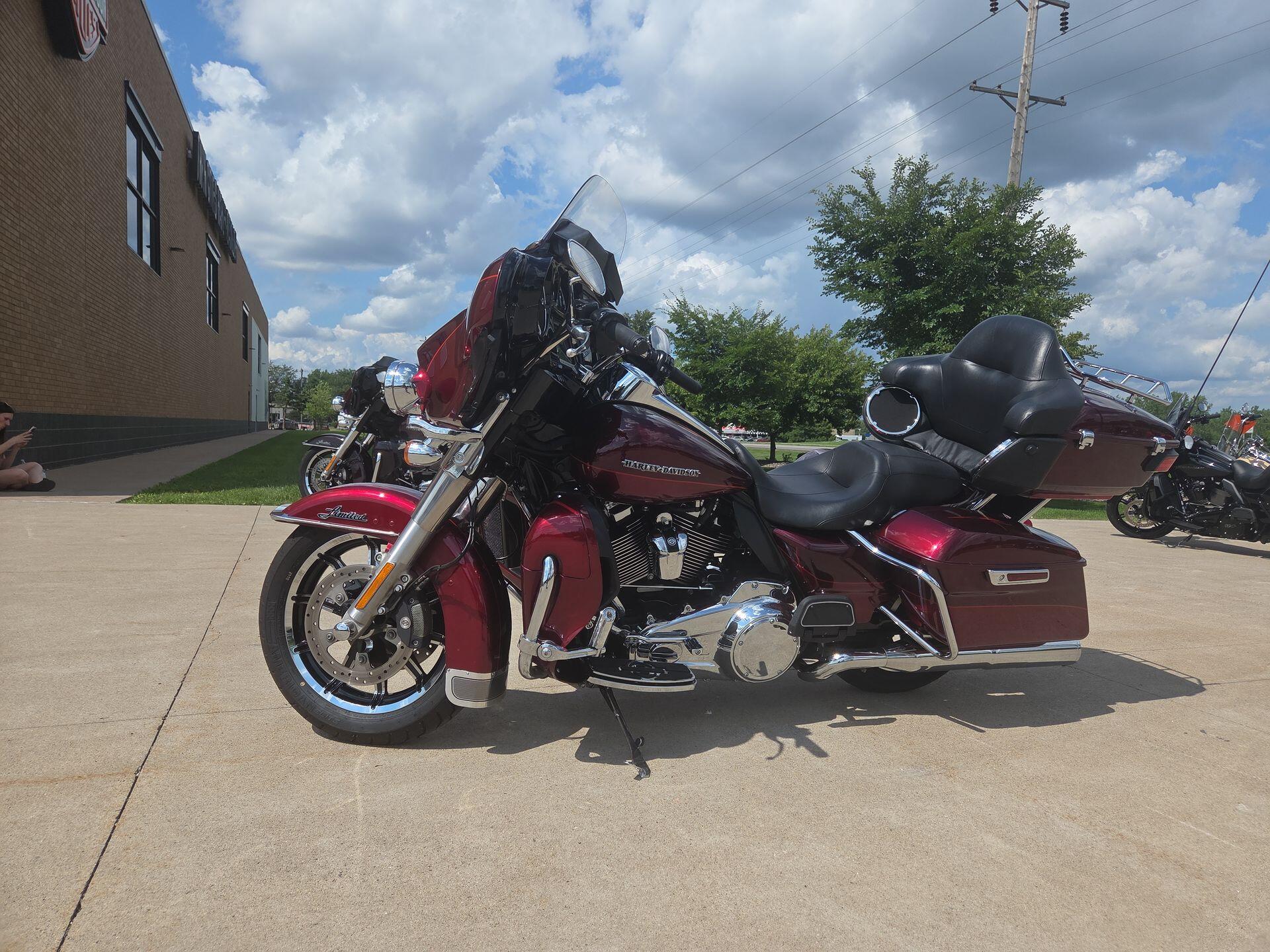 2017 Harley-Davidson® Ultra Limited Two-Tone Mysterious Red Sunglo/Velocity Red Sunglo