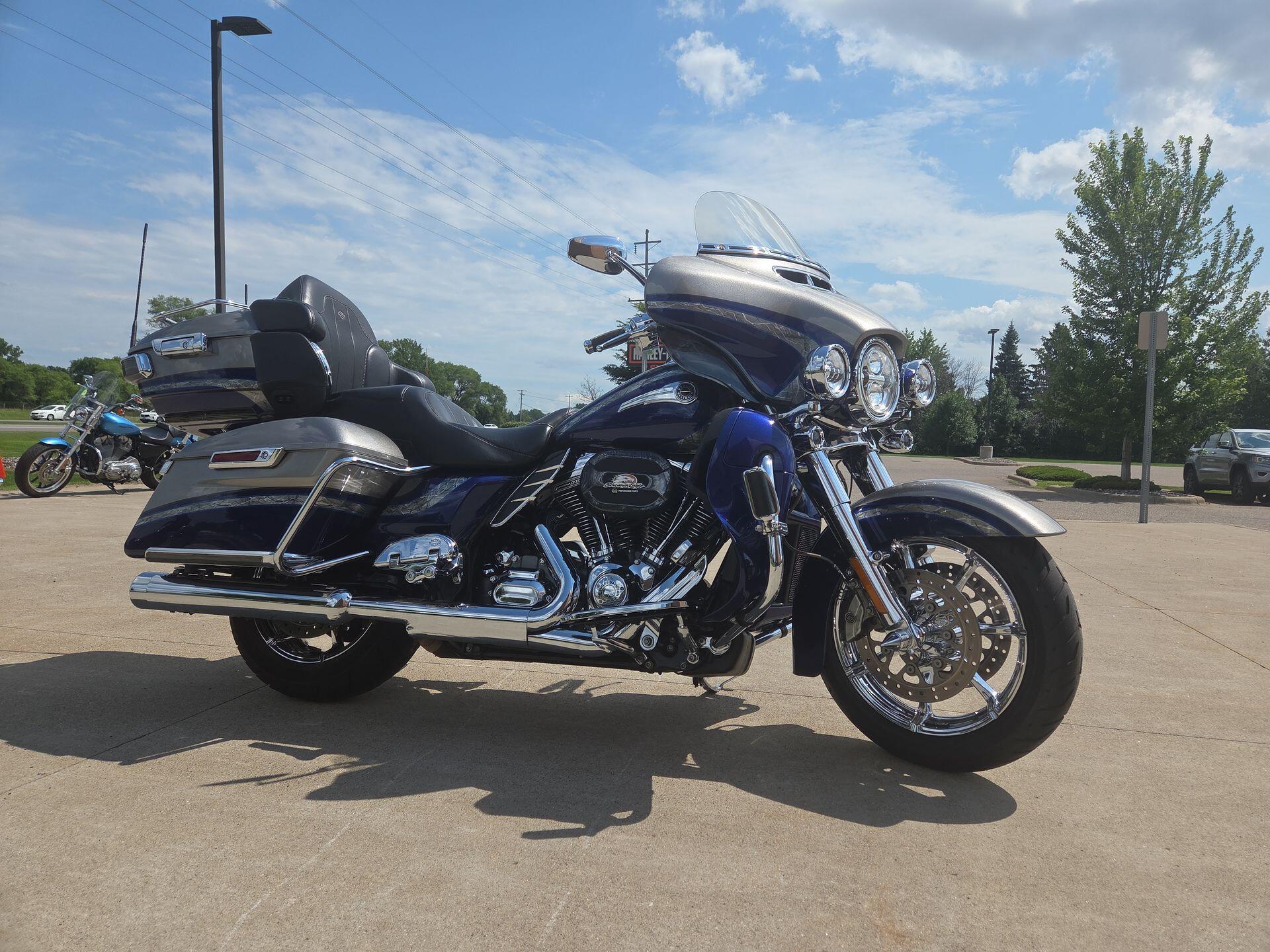 2016 Harley-Davidson® CVO™ Limited Palladium Silver/Phantom Blue