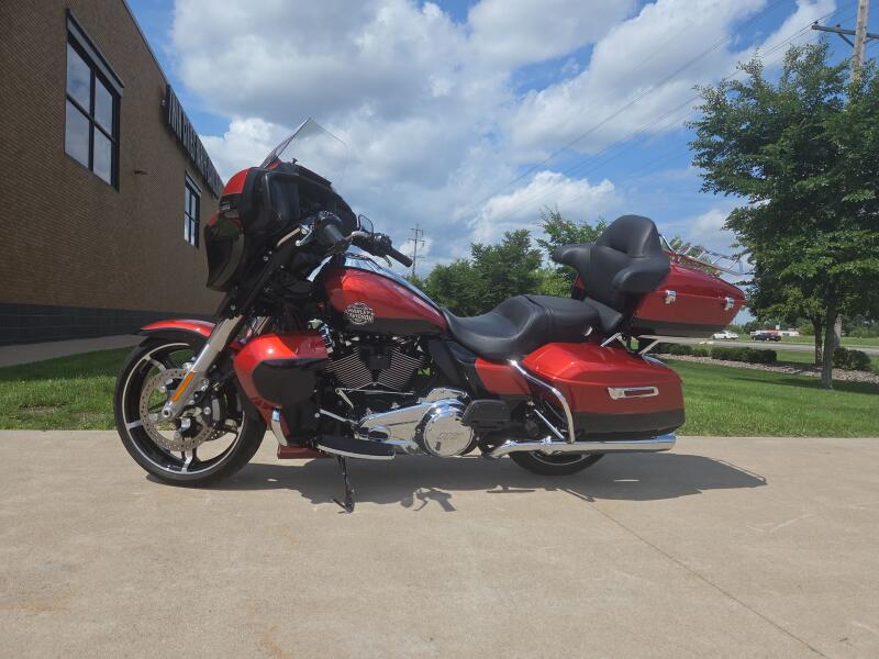 2025 Harley-Davidson® Street Glide® Ultra Whiskey Fire / Vivid Black