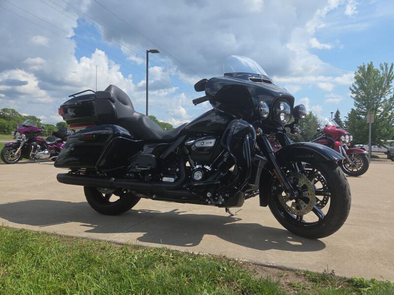 2020 Harley-Davidson® Ultra Limited Vivid Black - Black Finish