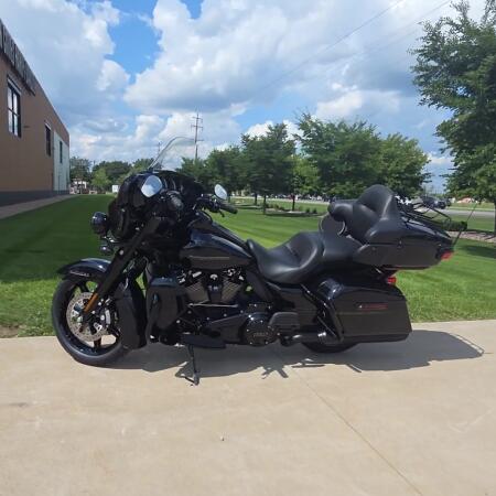 2020 Harley-Davidson® Ultra Limited Vivid Black - Black Finish thumb 3