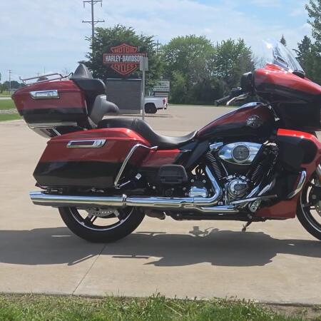 2025 Harley-Davidson® Street Glide® Ultra Whiskey Fire / Vivid Black thumb 2