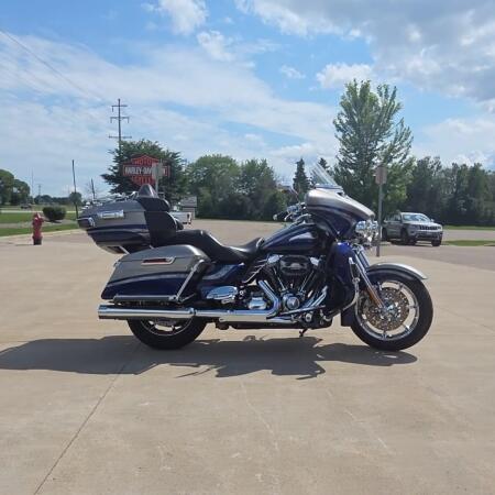 2016 Harley-Davidson® CVO™ Limited Palladium Silver/Phantom Blue thumb 2