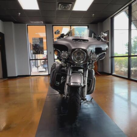 2017 Harley-Davidson® Electra Glide® Ultra Classic® Billet Silver/Vivid Black thumb 1