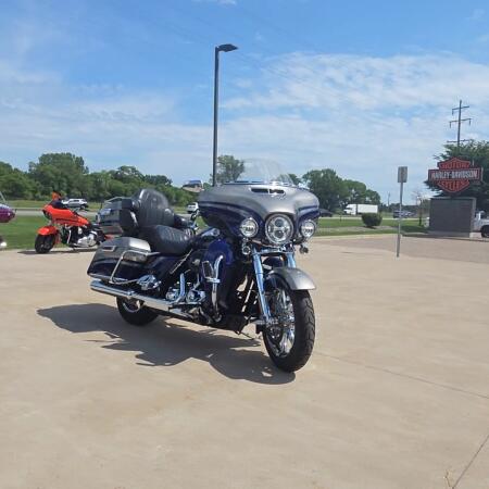 2016 Harley-Davidson® CVO™ Limited Palladium Silver/Phantom Blue thumb 1
