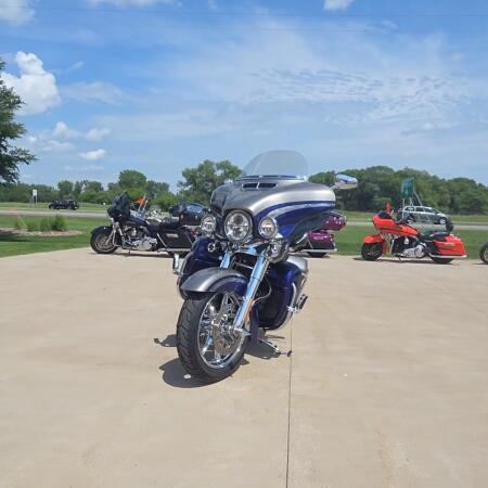 2016 Harley-Davidson® CVO™ Limited Palladium Silver/Phantom Blue thumb 0