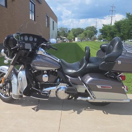 2014 Harley-Davidson® Ultra Limited Two-Tone Charcoal Pearl/Brilliant Silver Pearl thumb 2