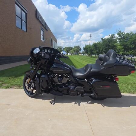 2020 Harley-Davidson® Ultra Limited Vivid Black - Black Finish thumb 2