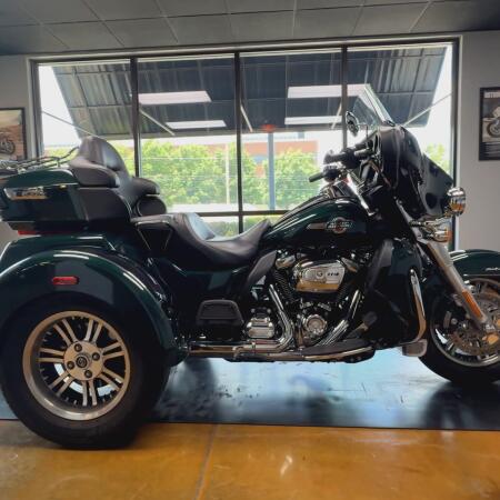 2024 Harley-Davidson® Tri Glide® Ultra Alpine Green / Vivid Black thumb 3