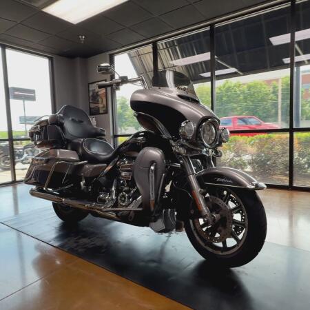 2017 Harley-Davidson® Electra Glide® Ultra Classic® Billet Silver/Vivid Black thumb 2