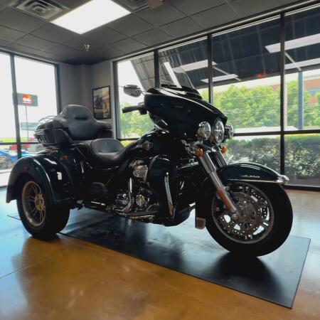 2024 Harley-Davidson® Tri Glide® Ultra Alpine Green / Vivid Black thumb 2