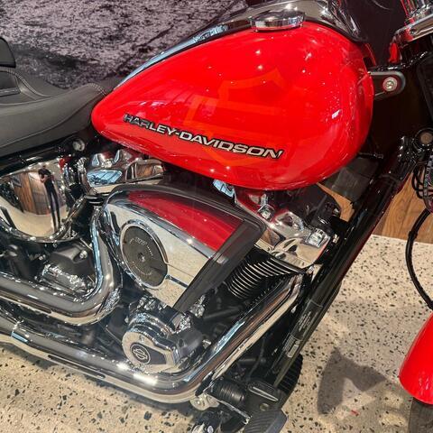 MY26 Harley-Davidson Softail Breakout 117 w/ABS (FXBR) Blood Orange thumb 2