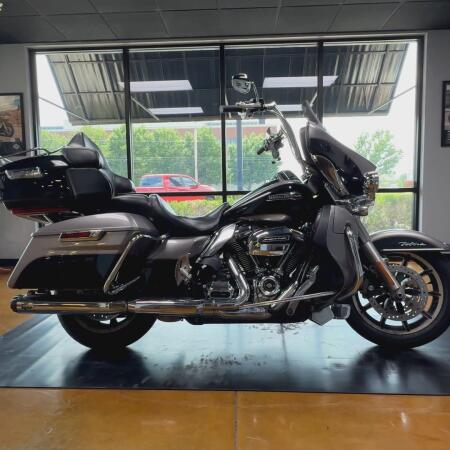 2017 Harley-Davidson® Electra Glide® Ultra Classic® Billet Silver/Vivid Black thumb 3