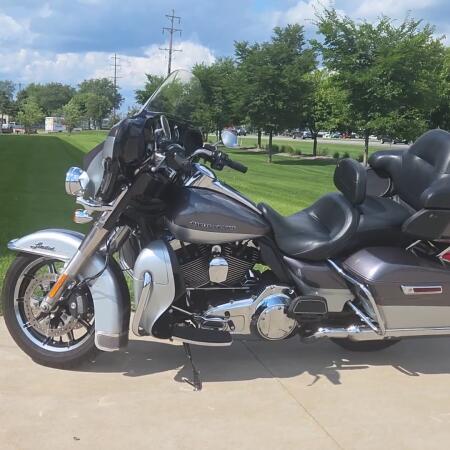 2014 Harley-Davidson® Ultra Limited Two-Tone Charcoal Pearl/Brilliant Silver Pearl thumb 3