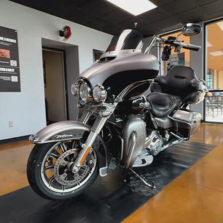 2017 Harley-Davidson® Electra Glide® Ultra Classic® Billet Silver/Vivid Black thumb 0